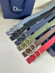 Dior 这款双面腰带结合典雅气质与摩登风范。双面均采用粒面牛皮革精心制作，一面为黑色，另一面为天蓝色、可搭配各式 35 毫米腰带扣，更添精致，打造富有个性特色的配饰，时尚百搭。 /