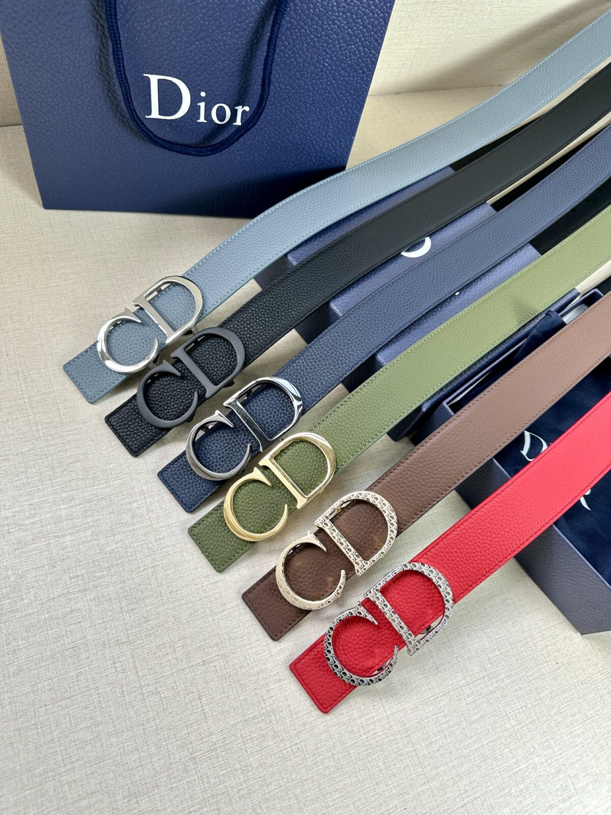 Dior 这款双面腰带结合典雅气质与摩登风范。双面均采用粒面牛皮革精心制作，一面为黑色，另一面为天蓝色、可搭配各式 35 毫米腰带扣，更添精致，打造富有个性特色的配饰，时尚百搭。 /