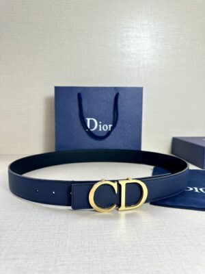 Dior 这款双面腰带结合典雅气质与摩登风范。双面均采用粒面牛皮革精心制作，一面为黑色，另一面为海军蓝色。可搭配各式 35 毫米腰带扣，更添精致，打造富有个性特色的配饰，时尚百搭。 /