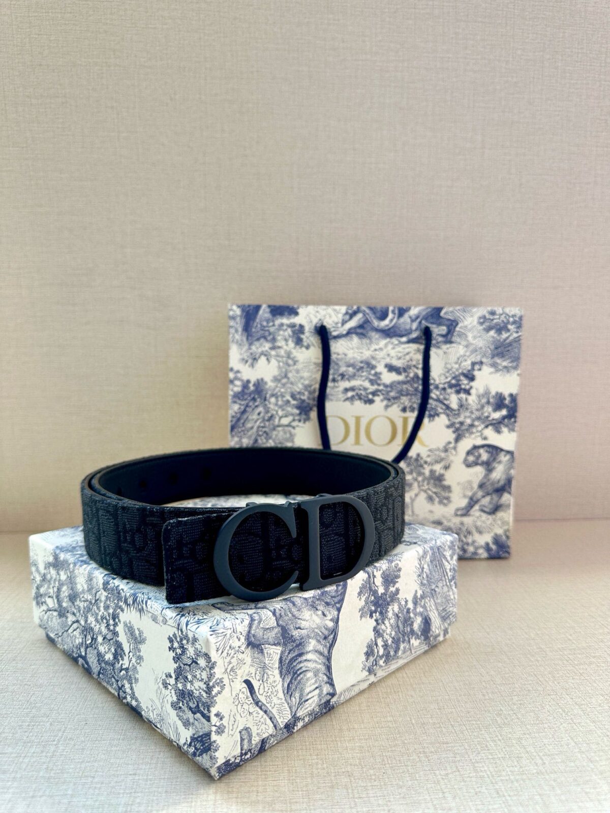 DIOR 迪奥两面腰带款式迷人多样，采用多种材质精心打造，为各式廓形增添点睛之笔，彰显优雅醒目的气质。向迪奥钟爱的细节艺术致敬，彰显非凡的高雅气质。 /