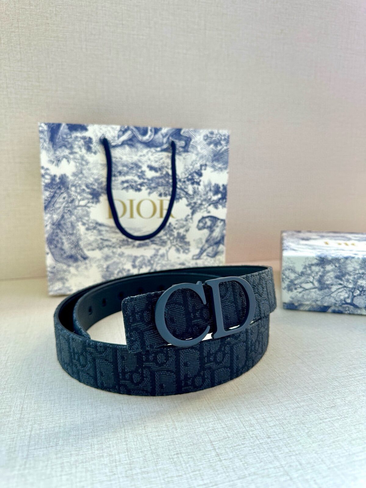 DIOR 迪奥两面腰带款式迷人多样，采用多种材质精心打造，为各式廓形增添点睛之笔，彰显优雅醒目的气质。向迪奥钟爱的细节艺术致敬，彰显非凡的高雅气质。 /