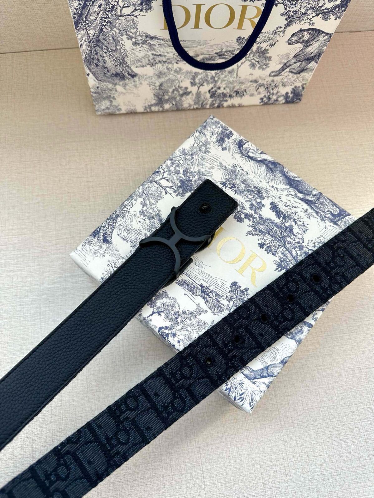 DIOR 迪奥两面腰带款式迷人多样，采用多种材质精心打造，为各式廓形增添点睛之笔，彰显优雅醒目的气质。向迪奥钟爱的细节艺术致敬，彰显非凡的高雅气质。 /