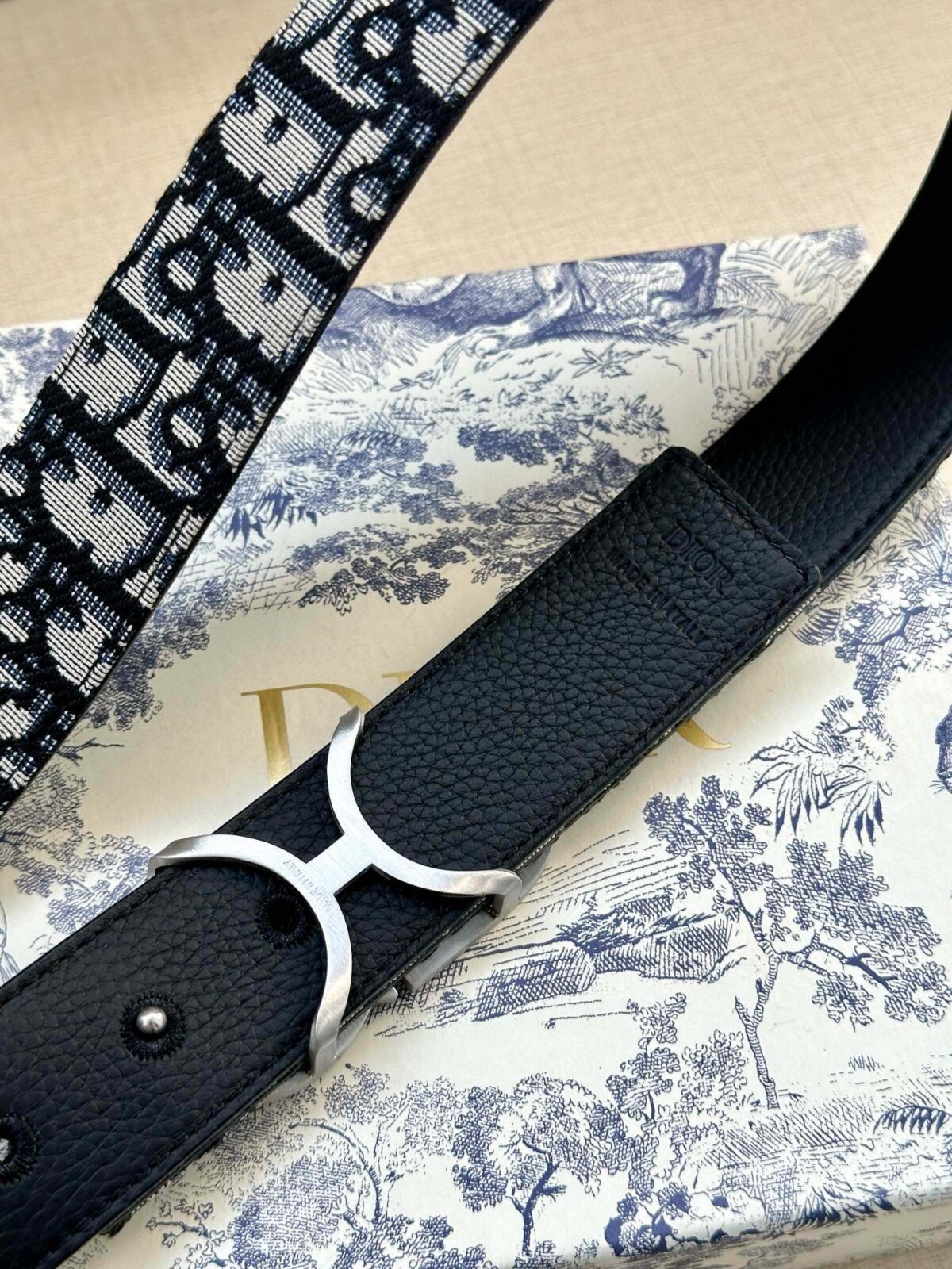 DIOR 迪奥两面腰带款式迷人多样，采用多种材质精心打造，为各式廓形增添点睛之笔，彰显优雅醒目的气质。向迪奥钟爱的细节艺术致敬，彰显非凡的高雅气质。 /