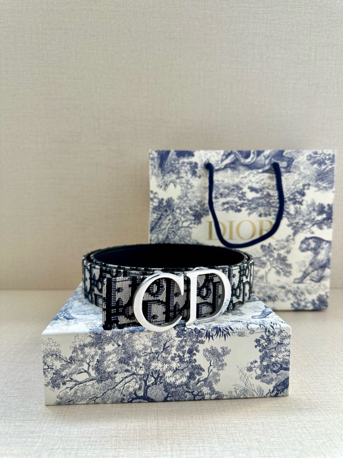 DIOR 迪奥两面腰带款式迷人多样，采用多种材质精心打造，为各式廓形增添点睛之笔，彰显优雅醒目的气质。向迪奥钟爱的细节艺术致敬，彰显非凡的高雅气质。 /