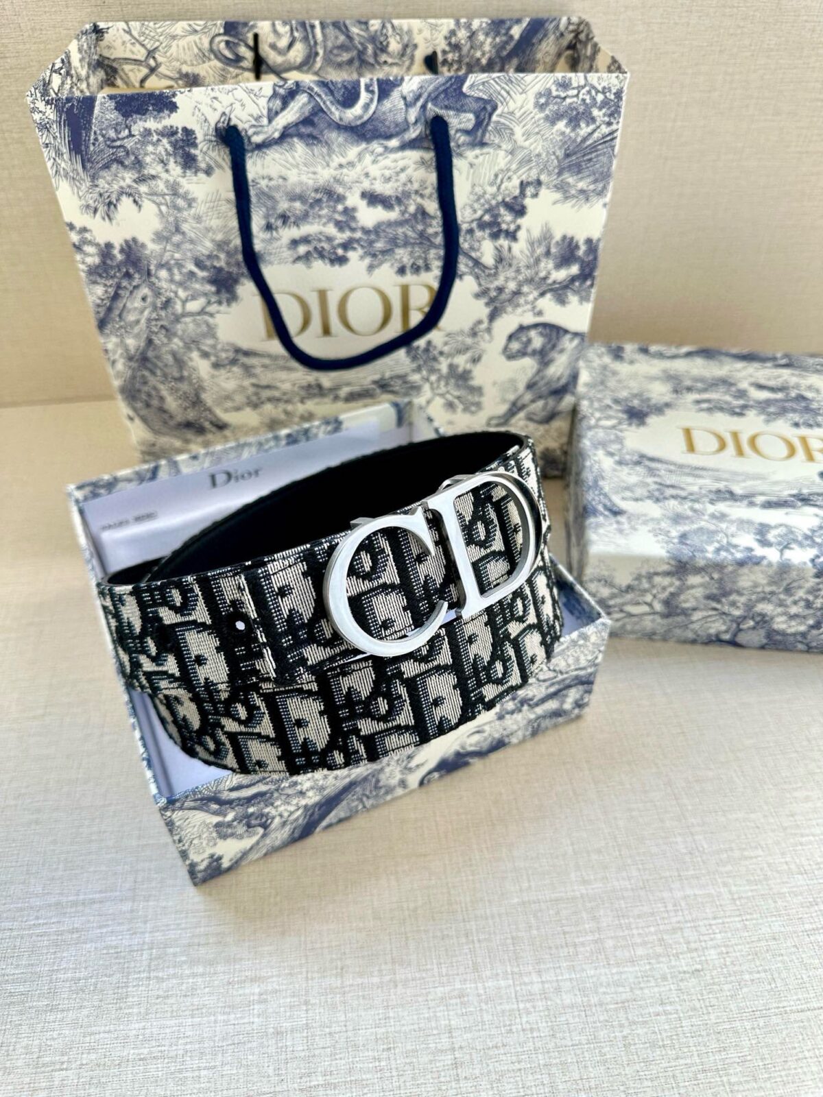 DIOR 迪奥两面腰带款式迷人多样，采用多种材质精心打造，为各式廓形增添点睛之笔，彰显优雅醒目的气质。向迪奥钟爱的细节艺术致敬，彰显非凡的高雅气质。 /