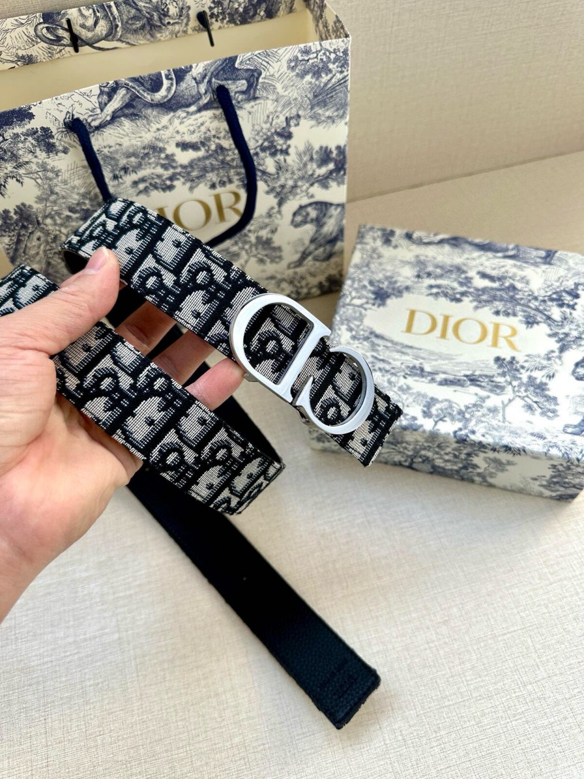 DIOR 迪奥两面腰带款式迷人多样，采用多种材质精心打造，为各式廓形增添点睛之笔，彰显优雅醒目的气质。向迪奥钟爱的细节艺术致敬，彰显非凡的高雅气质。 /
