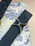 DIOR 迪奥两面腰带款式迷人多样，采用多种材质精心打造，为各式廓形增添点睛之笔，彰显优雅醒目的气质。向迪奥钟爱的细节艺术致敬，彰显非凡的高雅气质。 /