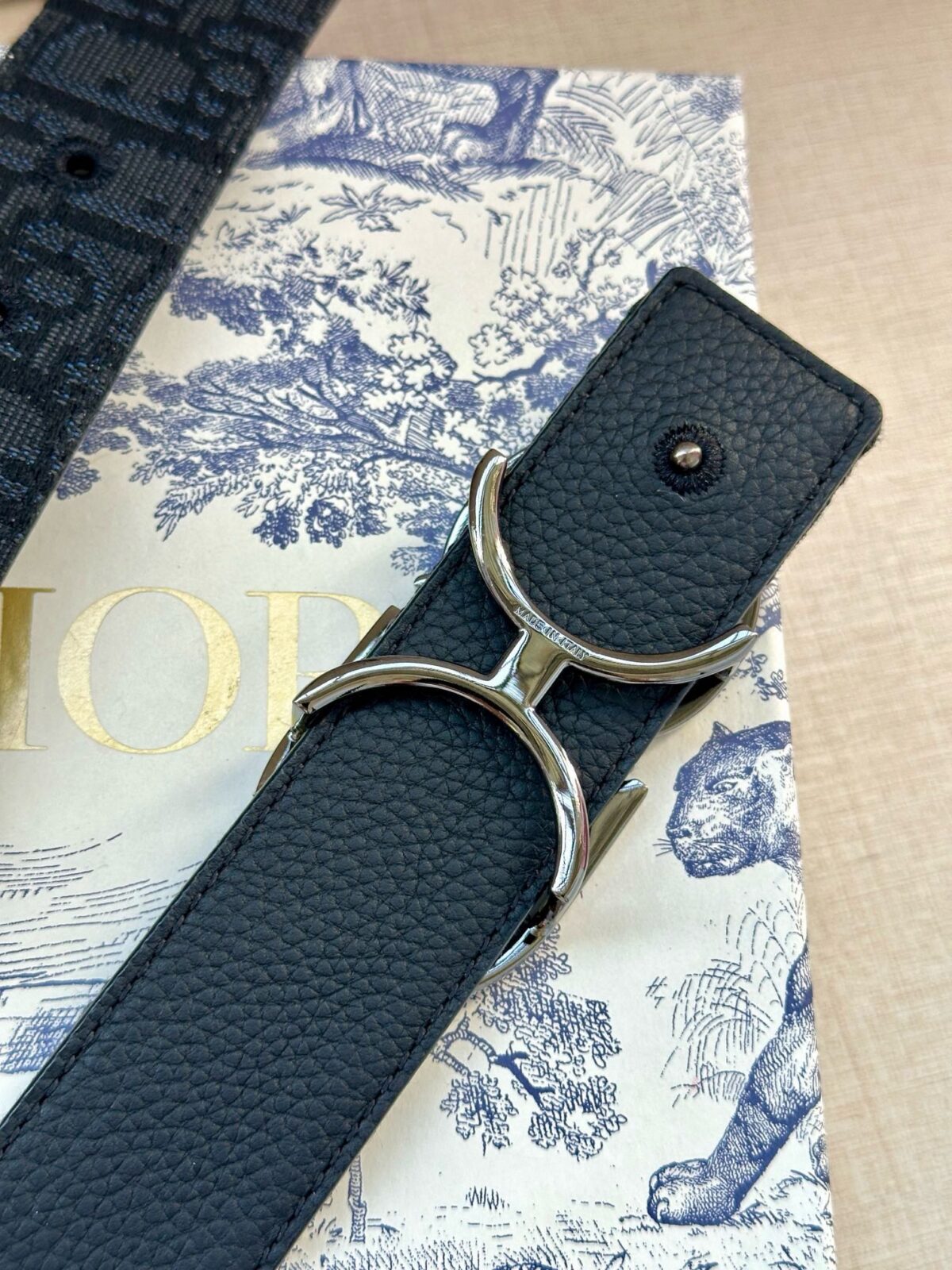DIOR 迪奥两面腰带款式迷人多样，采用多种材质精心打造，为各式廓形增添点睛之笔，彰显优雅醒目的气质。向迪奥钟爱的细节艺术致敬，彰显非凡的高雅气质。 /