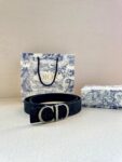 DIOR 迪奥两面腰带款式迷人多样，采用多种材质精心打造，为各式廓形增添点睛之笔，彰显优雅醒目的气质。向迪奥钟爱的细节艺术致敬，彰显非凡的高雅气质。 /