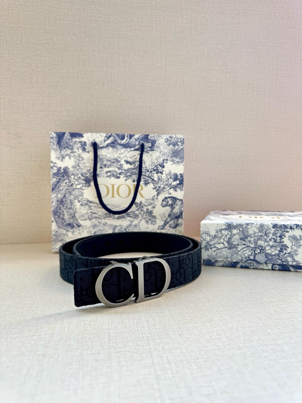 DIOR 迪奥两面腰带款式迷人多样，采用多种材质精心打造，为各式廓形增添点睛之笔，彰显优雅醒目的气质。向迪奥钟爱的细节艺术致敬，彰显非凡的高雅气质。 /