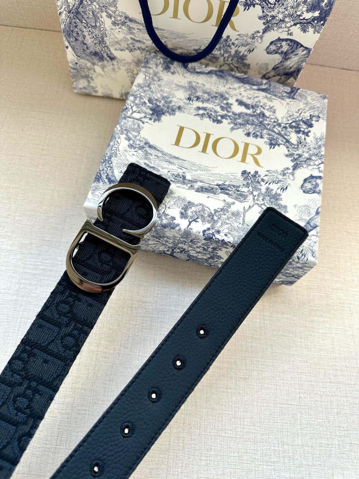 DIOR 迪奥两面腰带款式迷人多样，采用多种材质精心打造，为各式廓形增添点睛之笔，彰显优雅醒目的气质。向迪奥钟爱的细节艺术致敬，彰显非凡的高雅气质。 /
