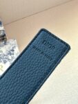 DIOR 迪奥两面腰带款式迷人多样，采用多种材质精心打造，为各式廓形增添点睛之笔，彰显优雅醒目的气质。向迪奥钟爱的细节艺术致敬，彰显非凡的高雅气质。 /