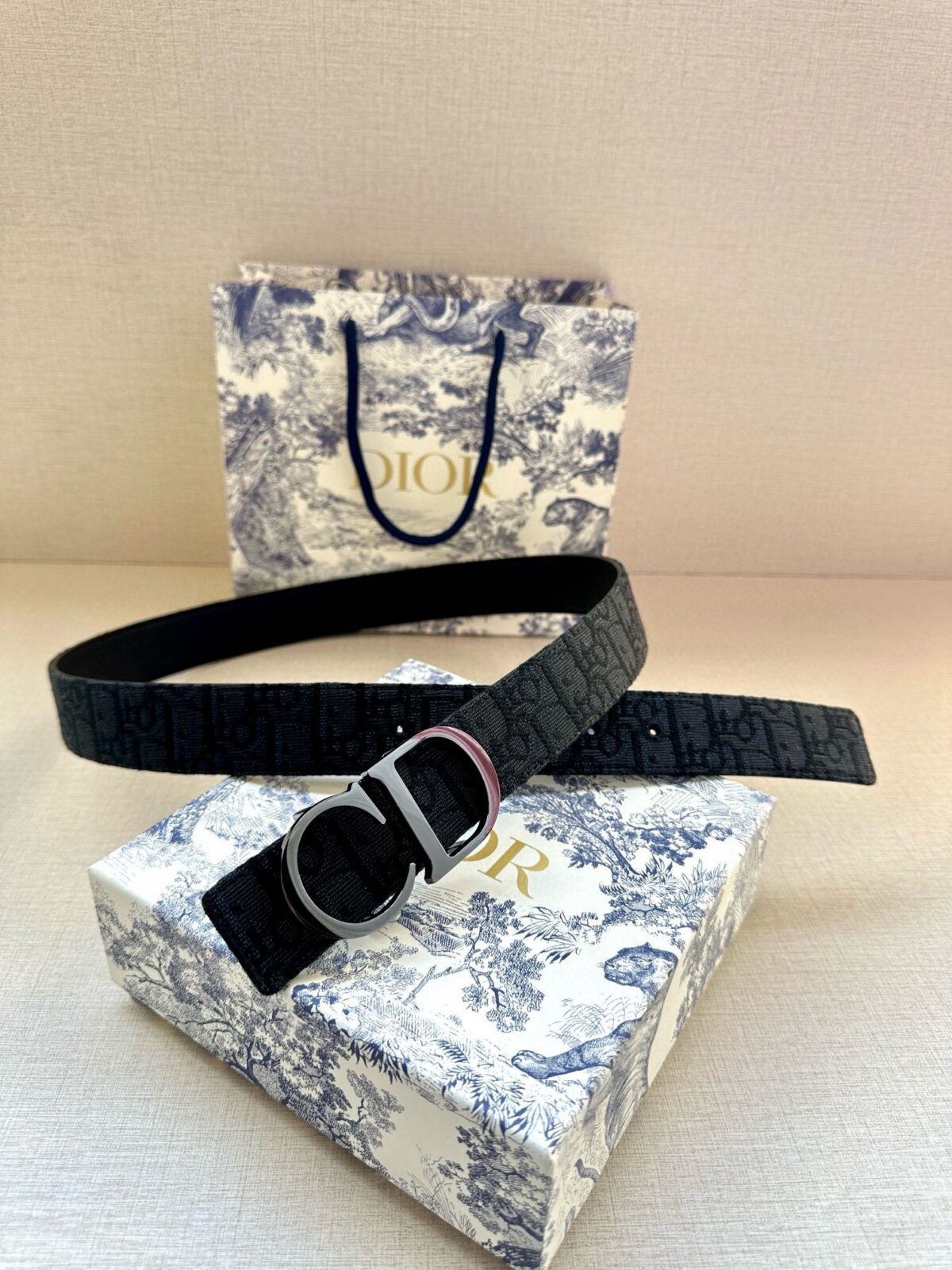 DIOR 迪奥两面腰带款式迷人多样，采用多种材质精心打造，为各式廓形增添点睛之笔，彰显优雅醒目的气质。向迪奥钟爱的细节艺术致敬，彰显非凡的高雅气质。 /
