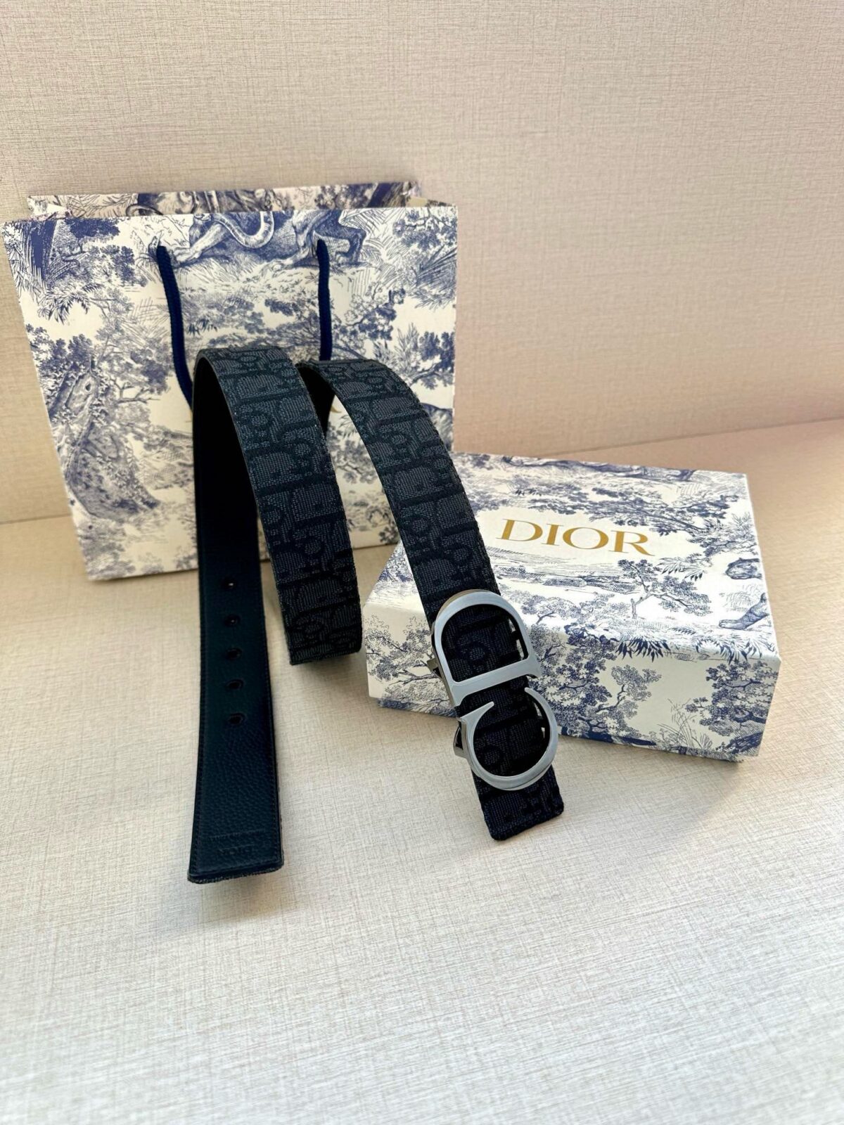 DIOR 迪奥两面腰带款式迷人多样，采用多种材质精心打造，为各式廓形增添点睛之笔，彰显优雅醒目的气质。向迪奥钟爱的细节艺术致敬，彰显非凡的高雅气质。 /