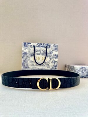 DIOR 迪奥两面腰带款式迷人多样，采用多种材质精心打造，为各式廓形增添点睛之笔，彰显优雅醒目的气质。向迪奥钟爱的细节艺术致敬，彰显非凡的高雅气质。 /