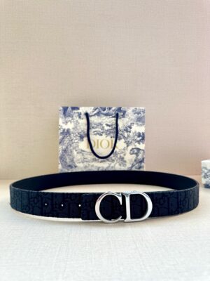 DIOR 迪奥两面腰带款式迷人多样，采用多种材质精心打造，为各式廓形增添点睛之笔，彰显优雅醒目的气质。向迪奥钟爱的细节艺术致敬，彰显非凡的高雅气质。 /