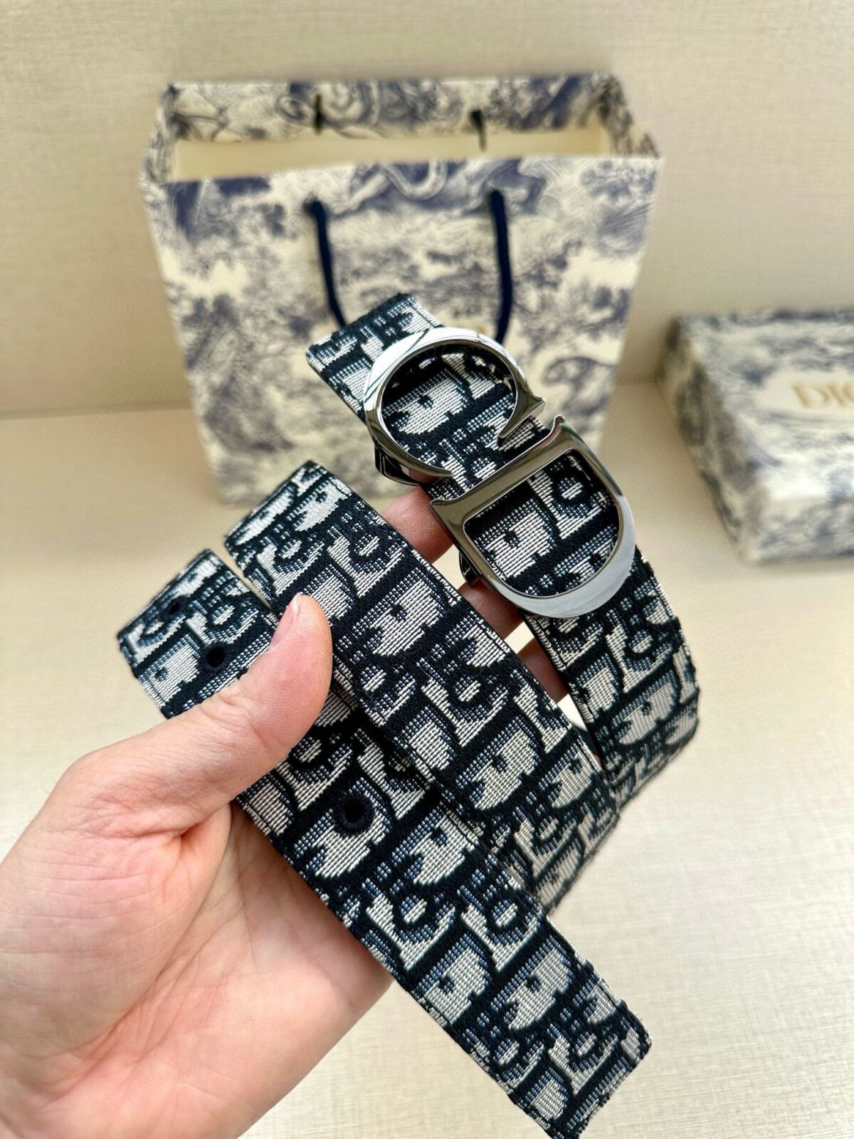 DIOR 迪奥两面腰带款式迷人多样，采用多种材质精心打造，为各式廓形增添点睛之笔，彰显优雅醒目的气质。向迪奥钟爱的细节艺术致敬，彰显非凡的高雅气质。 /