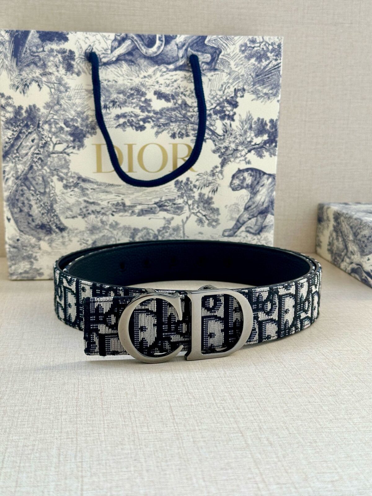 DIOR 迪奥两面腰带款式迷人多样，采用多种材质精心打造，为各式廓形增添点睛之笔，彰显优雅醒目的气质。向迪奥钟爱的细节艺术致敬，彰显非凡的高雅气质。 /