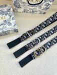 DIOR 迪奥两面腰带款式迷人多样，采用多种材质精心打造，为各式廓形增添点睛之笔，彰显优雅醒目的气质。向迪奥钟爱的细节艺术致敬，彰显非凡的高雅气质。 /
