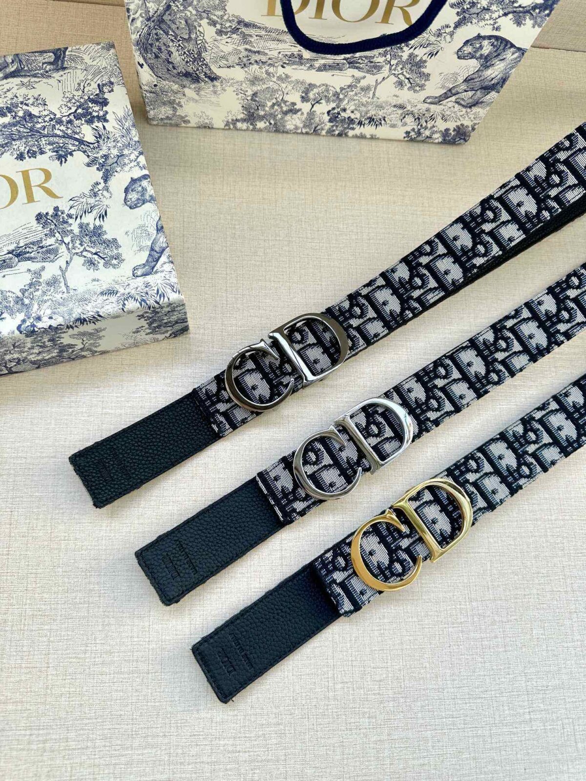 DIOR 迪奥两面腰带款式迷人多样，采用多种材质精心打造，为各式廓形增添点睛之笔，彰显优雅醒目的气质。向迪奥钟爱的细节艺术致敬，彰显非凡的高雅气质。 /