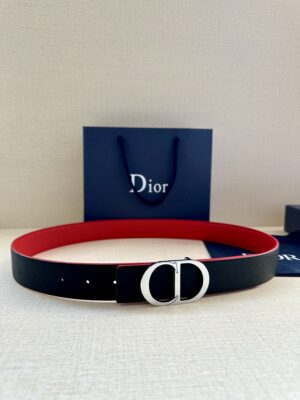 weigou_270796_0_40160c307b Dior Oblique 图案,经典元素呈现本季全新风采。设计精巧,可与各式 35 毫米腰带搭配,提升格调,打造现代精致的造型。 白/金色饰面黄铜,镌刻 Dior Oblique 图案 /