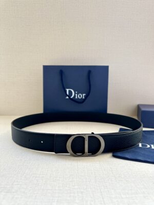 Dior Oblique 图案，经典元素呈现本季全新风采。设计精巧，可与各式 35 毫米腰带搭配，提升格调，打造现代精致的造型。 白/金色饰面黄铜，镌刻 Dior Oblique 图案 /