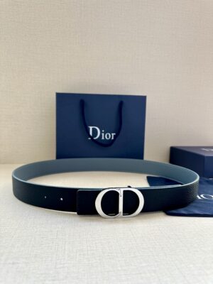 Dior Oblique 图案，经典元素呈现本季全新风采。设计精巧，可与各式 35 毫米腰带搭配，提升格调，打造现代精致的造型。 白/金色饰面黄铜，镌刻 Dior Oblique 图案 /