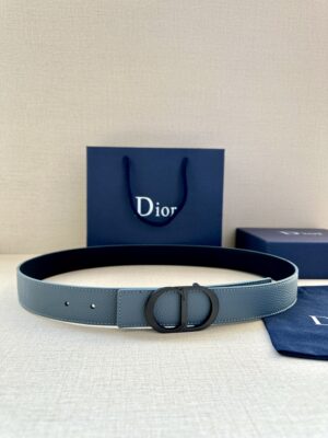 Dior Oblique 图案，经典元素呈现本季全新风采。设计精巧，可与各式 35 毫米腰带搭配，提升格调，打造现代精致的造型。 白/金色饰面黄铜，镌刻 Dior Oblique 图案 /