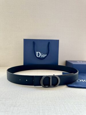 Dior Oblique 图案，经典元素呈现本季全新风采。设计精巧，可与各式 35 毫米腰带搭配，提升格调，打造现代精致的造型。 白/金色饰面黄铜，镌刻 Dior Oblique 图案 /