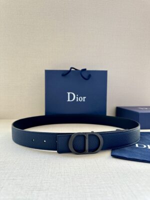 Dior Oblique 图案，经典元素呈现本季全新风采。设计精巧，可与各式 35 毫米腰带搭配，提升格调，打造现代精致的造型。 白/金色饰面黄铜，镌刻 Dior Oblique 图案 /