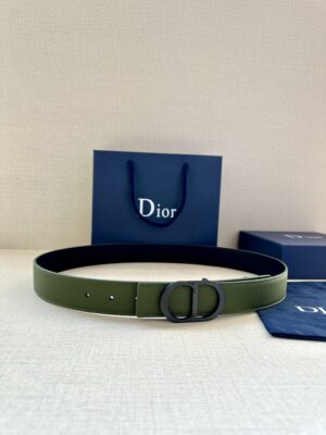 Dior Oblique 图案，经典元素呈现本季全新风采。设计精巧，可与各式 35 毫米腰带搭配，提升格调，打造现代精致的造型。 白/金色饰面黄铜，镌刻 Dior Oblique 图案 /