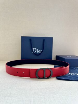 Dior Oblique 图案，经典元素呈现本季全新风采。设计精巧，可与各式 35 毫米腰带搭配，提升格调，打造现代精致的造型。 白/金色饰面黄铜，镌刻 Dior Oblique 图案 /