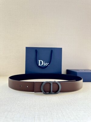 Dior Oblique 图案，经典元素呈现本季全新风采。设计精巧，可与各式 35 毫米腰带搭配，提升格调，打造现代精致的造型。 白/金色饰面黄铜，镌刻 Dior Oblique 图案 /
