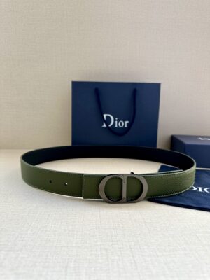 Dior Oblique 图案，经典元素呈现本季全新风采。设计精巧，可与各式 35 毫米腰带搭配，提升格调，打造现代精致的造型。 白/金色饰面黄铜，镌刻 Dior Oblique 图案 /