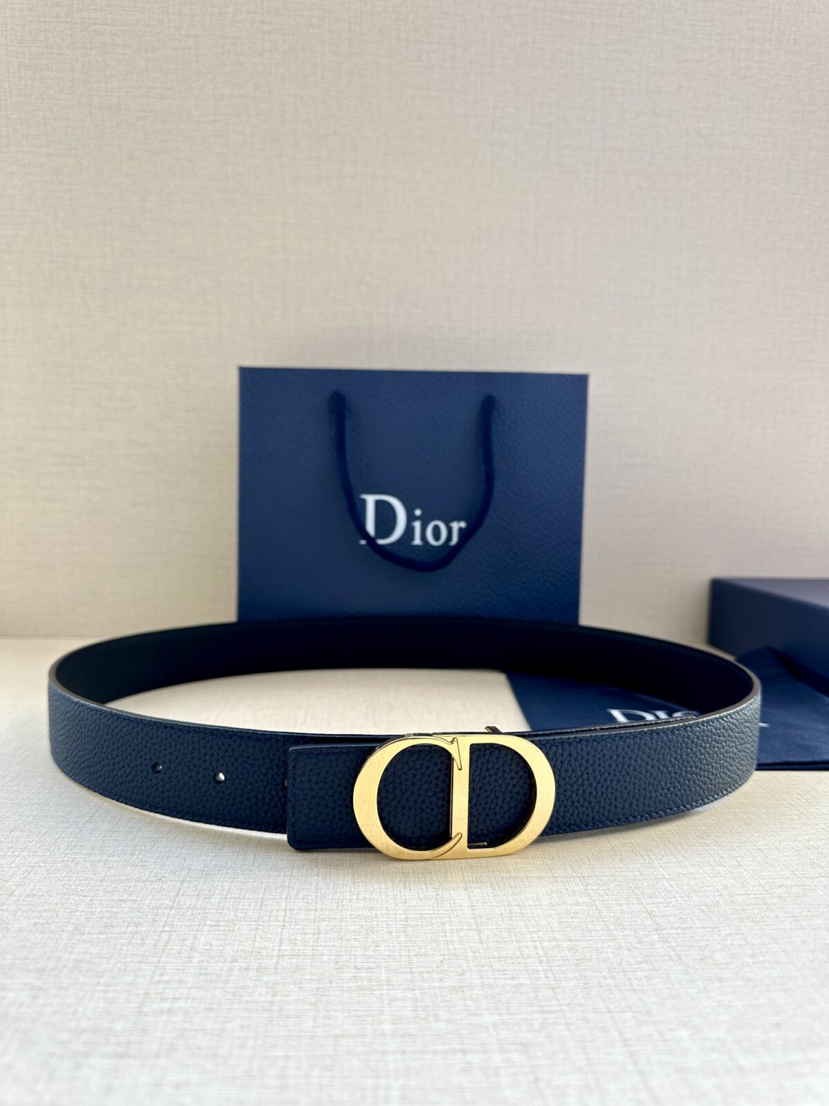 Dior Oblique 图案，经典元素呈现本季全新风采。设计精巧，可与各式 35 毫米腰带搭配，提升格调，打造现代精致的造型。 白/金色饰面黄铜，镌刻 Dior Oblique 图案 /