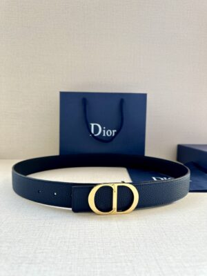 Dior Oblique 图案，经典元素呈现本季全新风采。设计精巧，可与各式 35 毫米腰带搭配，提升格调，打造现代精致的造型。 白/金色饰面黄铜，镌刻 Dior Oblique 图案 /