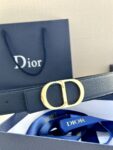 Dior Oblique 图案，经典元素呈现本季全新风采。设计精巧，可与各式 35 毫米腰带搭配，提升格调，打造现代精致的造型。 白/金色饰面黄铜，镌刻 Dior Oblique 图案 /