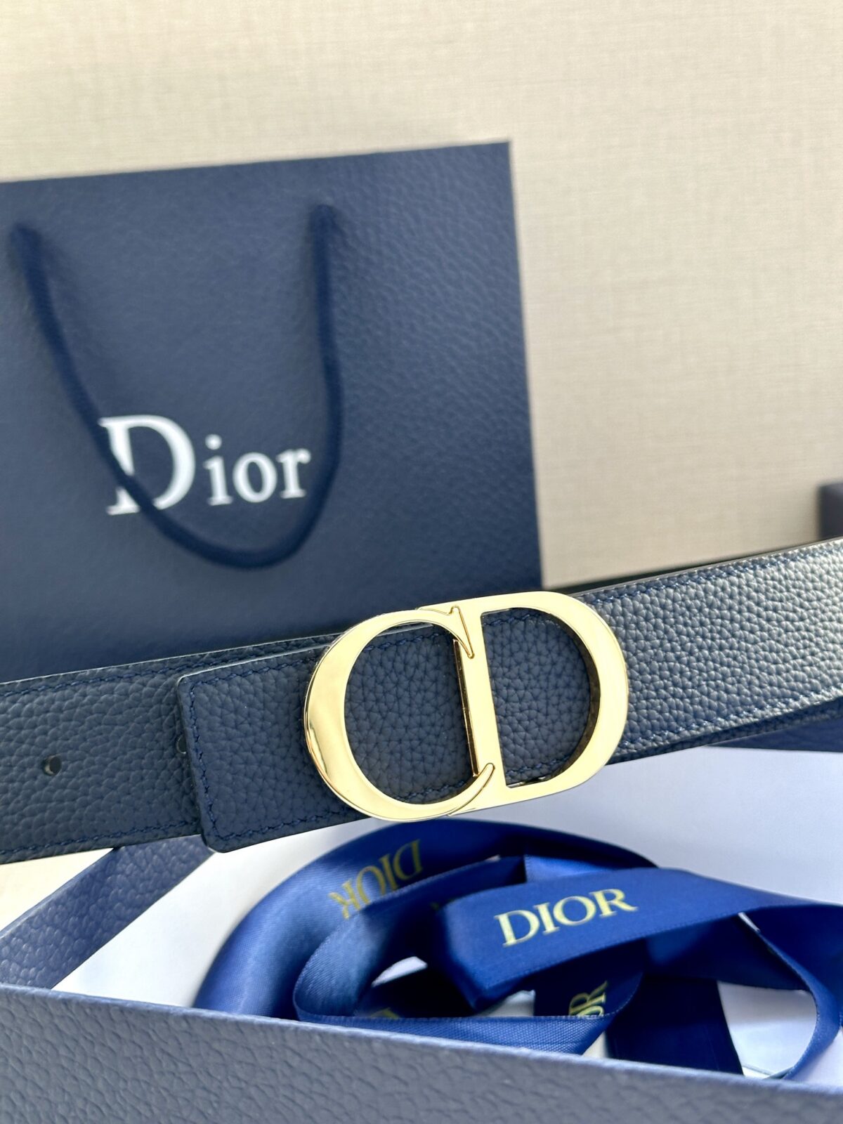 Dior Oblique 图案，经典元素呈现本季全新风采。设计精巧，可与各式 35 毫米腰带搭配，提升格调，打造现代精致的造型。 白/金色饰面黄铜，镌刻 Dior Oblique 图案 /
