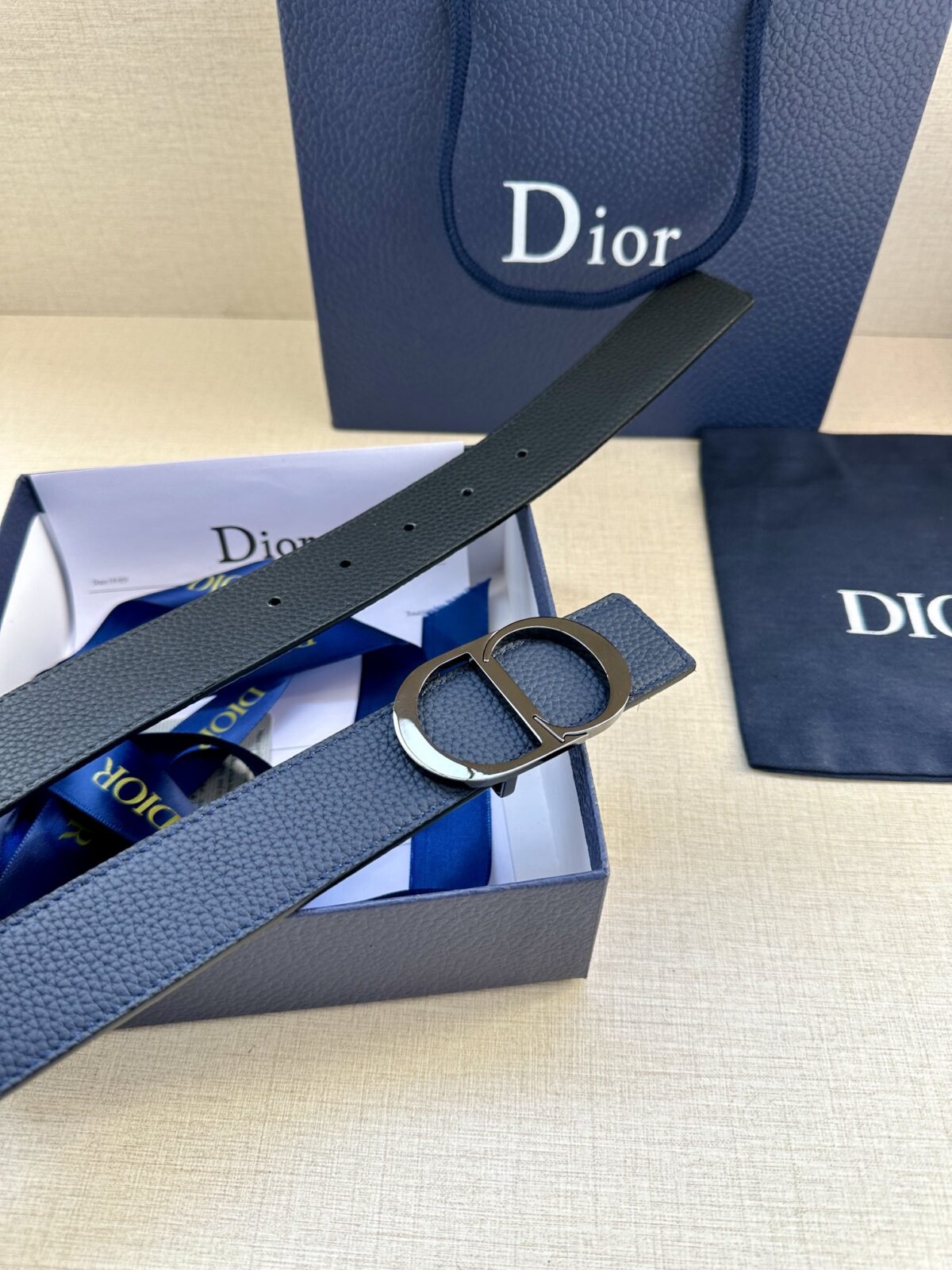 Dior Oblique 图案，经典元素呈现本季全新风采。设计精巧，可与各式 35 毫米腰带搭配，提升格调，打造现代精致的造型。 白/金色饰面黄铜，镌刻 Dior Oblique 图案 /
