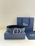 Dior Oblique 图案，经典元素呈现本季全新风采。设计精巧，可与各式 35 毫米腰带搭配，提升格调，打造现代精致的造型。 白/金色饰面黄铜，镌刻 Dior Oblique 图案 /