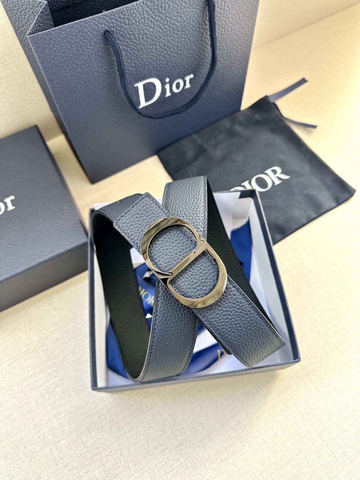 Dior Oblique 图案，经典元素呈现本季全新风采。设计精巧，可与各式 35 毫米腰带搭配，提升格调，打造现代精致的造型。 白/金色饰面黄铜，镌刻 Dior Oblique 图案 /