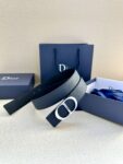 Dior Oblique 图案，经典元素呈现本季全新风采。设计精巧，可与各式 35 毫米腰带搭配，提升格调，打造现代精致的造型。 白/金色饰面黄铜，镌刻 Dior Oblique 图案 /