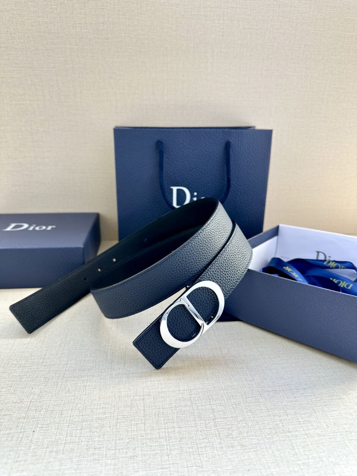 Dior Oblique 图案，经典元素呈现本季全新风采。设计精巧，可与各式 35 毫米腰带搭配，提升格调，打造现代精致的造型。 白/金色饰面黄铜，镌刻 Dior Oblique 图案 /