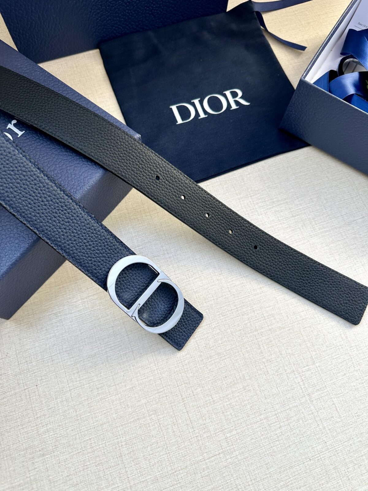 Dior Oblique 图案，经典元素呈现本季全新风采。设计精巧，可与各式 35 毫米腰带搭配，提升格调，打造现代精致的造型。 白/金色饰面黄铜，镌刻 Dior Oblique 图案 /