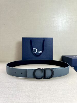 Dior Oblique 图案，经典元素呈现本季全新风采。设计精巧，可与各式 35 毫米腰带搭配，提升格调，打造现代精致的造型。 白/金色饰面黄铜，镌刻 Dior Oblique 图案 /