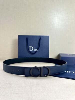 Dior 这款双面腰带结合典雅气质与摩登风范。双面均采用粒面牛皮革精心制作，一面为黑色，另一面为中国红、可搭配各式 35 毫米腰带扣，更添精致，打造富有个性特色的配饰，时尚百搭。 /