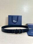 Dior 这款双面腰带结合典雅气质与摩登风范。双面均采用粒面牛皮革精心制作，一面为黑色，另一面为中国红、可搭配各式 35 毫米腰带扣，更添精致，打造富有个性特色的配饰，时尚百搭。 /