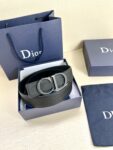 Dior 这款双面腰带结合典雅气质与摩登风范。双面均采用粒面牛皮革精心制作，一面为黑色，另一面为中国红、可搭配各式 35 毫米腰带扣，更添精致，打造富有个性特色的配饰，时尚百搭。 /