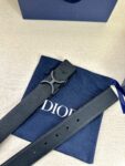 Dior 这款双面腰带结合典雅气质与摩登风范。双面均采用粒面牛皮革精心制作，一面为黑色，另一面为中国红、可搭配各式 35 毫米腰带扣，更添精致，打造富有个性特色的配饰，时尚百搭。 /