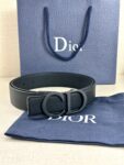 Dior 这款双面腰带结合典雅气质与摩登风范。双面均采用粒面牛皮革精心制作，一面为黑色，另一面为中国红、可搭配各式 35 毫米腰带扣，更添精致，打造富有个性特色的配饰，时尚百搭。 /